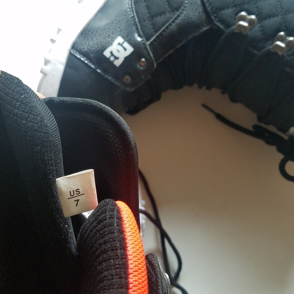 DC Snowboarding Black quilted boots Unisex size 7 - Picture 11 of 13